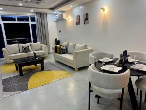 Serenum, Nyali, modern 2BR with AC, pool, WiFi, Balcony, close to Beach