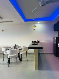 Serenum, Nyali, modern 2BR with AC, pool, WiFi, Balcony, close to Beach