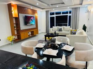 Serenum, Nyali, modern 2BR with AC, pool, WiFi, Balcony, close to Beach