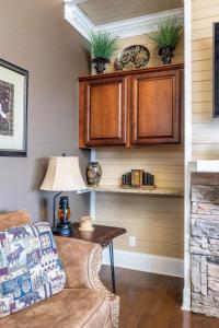Fun Retreat w Pool Table Hot tub