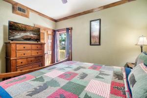 Charming Cabin Getaway w Hot Tub & Grill