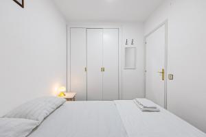 Apartamento con Piscina y Terraza cerca del Mar