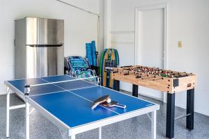 7 min walk to Beach and JW! Golf! Pool! Arcade and Games