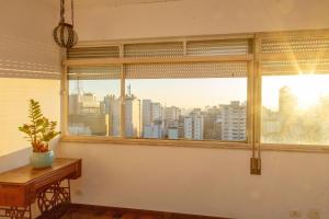 Andar alto 2 quartos, 140m2 perto Av Paulista
