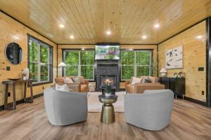 Rustic Cabin Retreat with Indoor Pool & Hot Tub