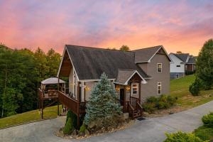 Cabin Haven Theater Game room Hot Tub Yard