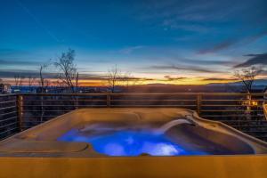 A Haven of Comfort Elegance Views and Hot tub