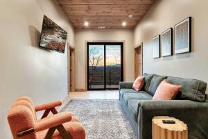 A Haven of Comfort Elegance Views and Hot tub