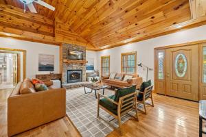 Luxury Cabin w Hot Tub Games Views await