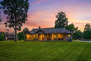 Ultimate Smoky Escape W Fun Games Hot tub & more