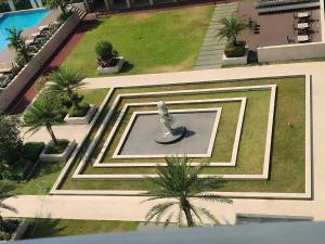 Free Pool Access near MOA 318