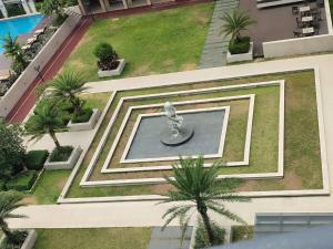 Free Pool Access near MOA 318