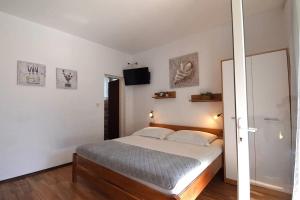 Apartments with parking space Banjol, Rab - 24672