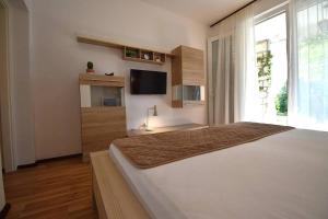 Apartments with parking space Banjol, Rab - 24672