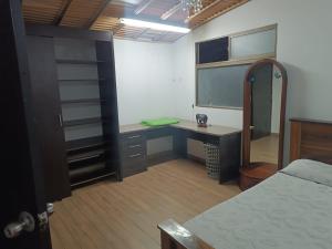 Alcoba amplia con cama doble