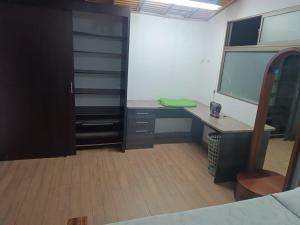 Alcoba amplia con cama doble