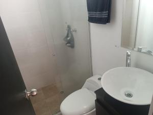 Alcoba amplia con cama doble