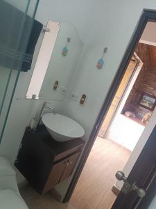 Alcoba amplia con cama doble