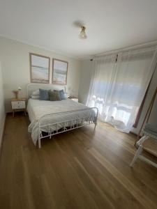 Sonnys At Robe 350m to Long Beach Coastal Getaway Pet Friendly Two bedroom Home