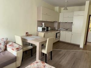 Suit Home Аpartment - free street parking & Self Check - in, two bedrooms