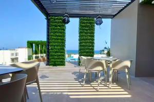 Coco Zen Studio king size bed sea view near Coco Beach PDC