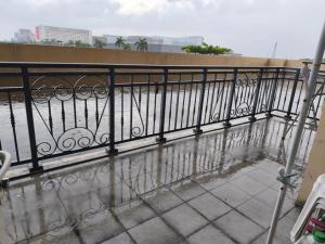 Free Pool Access near MOA 318