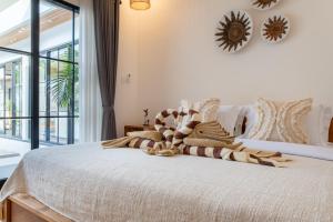 Villa Delvia Canggu - Modern 3BR Villa with Private Pool