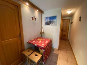 Appartements Appartement 2 Pieces aux Saisies - 4 pers, vue foret - FR-1-293-406 : photos des chambres