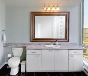 Luxury 2BR Designer Apartment In The Heart Of Downtown!