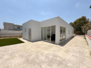 Bungalow House Kiti, seaside