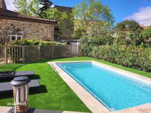 Gîte Coté Village - le cœur du village avec piscine