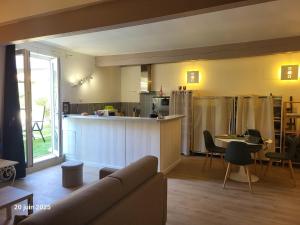 Gîte Coté Village - le cœur du village avec piscine