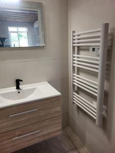 Maisons de vacances Gite Cote Village - le coeur du village avec piscine : photos des chambres