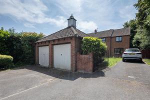 Comfy Chippenham Double Ensuite Home with Large Garden with Parking x 4