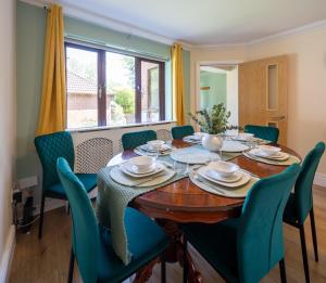 Comfy Chippenham Double Ensuite Home with Large Garden with Parking x 4