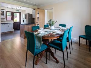 Comfy Chippenham Double Ensuite Home with Large Garden with Parking x 4