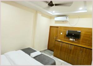 HOTEL R-U-D-R-A - PALACE GUEST HOUSE GUEST HOUSE Near Kashi Vishwanath Temple - Free Wifi - Parking & Restaurant -Rom Fully Air Conditioning Room - Best Hotel IN Varanasi