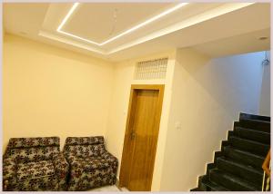 HOTEL R-U-D-R-A - PALACE GUEST HOUSE GUEST HOUSE Near Kashi Vishwanath Temple - Free Wifi - Parking & Restaurant -Rom Fully Air Conditioning Room - Best Hotel IN Varanasi