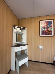 Flatonia Glamping Retreat - Getaway Resort - 2Bedrooms, 2 Queen Beds