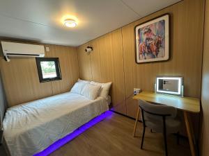 Flatonia Glamping Retreat - Getaway Resort - 2Bedrooms, 2 Queen Beds