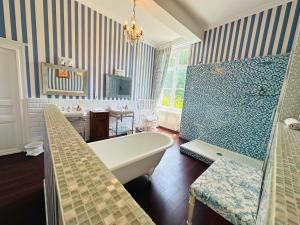 Sejours a la campagne Vivez la vie de Chateau aux portes de Bordeaux : Chambre Lit Queen-Size Deluxe