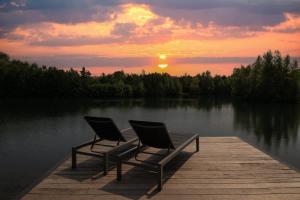 The Boathouse - Romantic Glass Lodge - Hot Tub