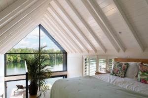 The Boathouse - Romantic Glass Lodge - Hot Tub