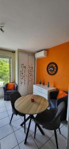 Studio climatisé à 50 m des thermes