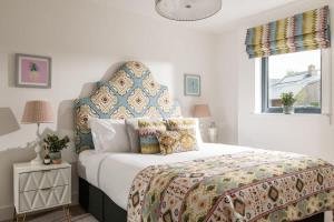 Mirrors Edge - Hot Tub Spa & Dog-Friendly Stay