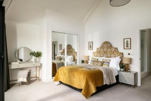 Mirrors Edge - Hot Tub Spa & Dog-Friendly Stay