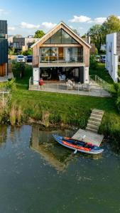 Mirrors Edge - Hot Tub Spa & Dog-Friendly Stay