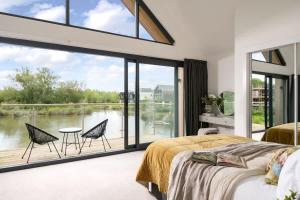 Mirrors Edge - Hot Tub Spa & Dog-Friendly Stay