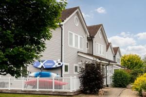 Firefly Lodge - Lakeside Cotswold Stay with Kayaks