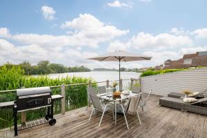 Firefly Lodge - Lakeside Cotswold Stay with Kayaks